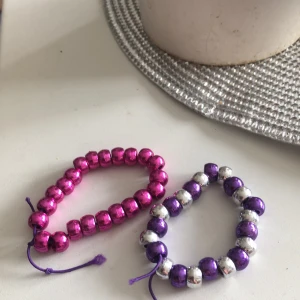 Egengjord armband  - Gör fina flimrande armband med pärlor !! Stretch i armbanden :) 💗 finns rosa lila och silvriga pärlor! Banden är mörk  lila :) . Jag  Gör vilken kombo du vill :) 1 armband för 70 kr. 