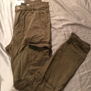 Cargo byxor gröna - As balla cargo byxer i militärgrön! Säljer då som tyvärr börjar bli små :/  