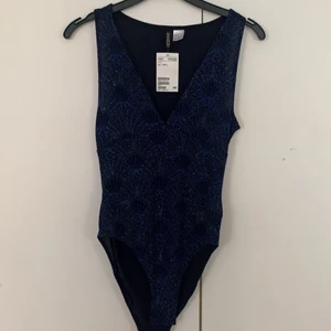 Festbody - Super fin mörkblå festbody köpt på hm i storlek s men passar även xs! Köpare står för frakt!🥳 Aldrig använd då den är för liten 🥰