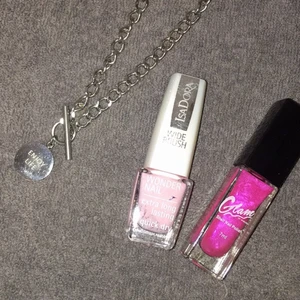 2 rosa nagellack+ silvrigt halsband - Nagellacken är använda ett fåtal gånger, det ena är från ”isadora” och det andra från ”glam of sweden”. På halsbandet står det ”enjoy life”