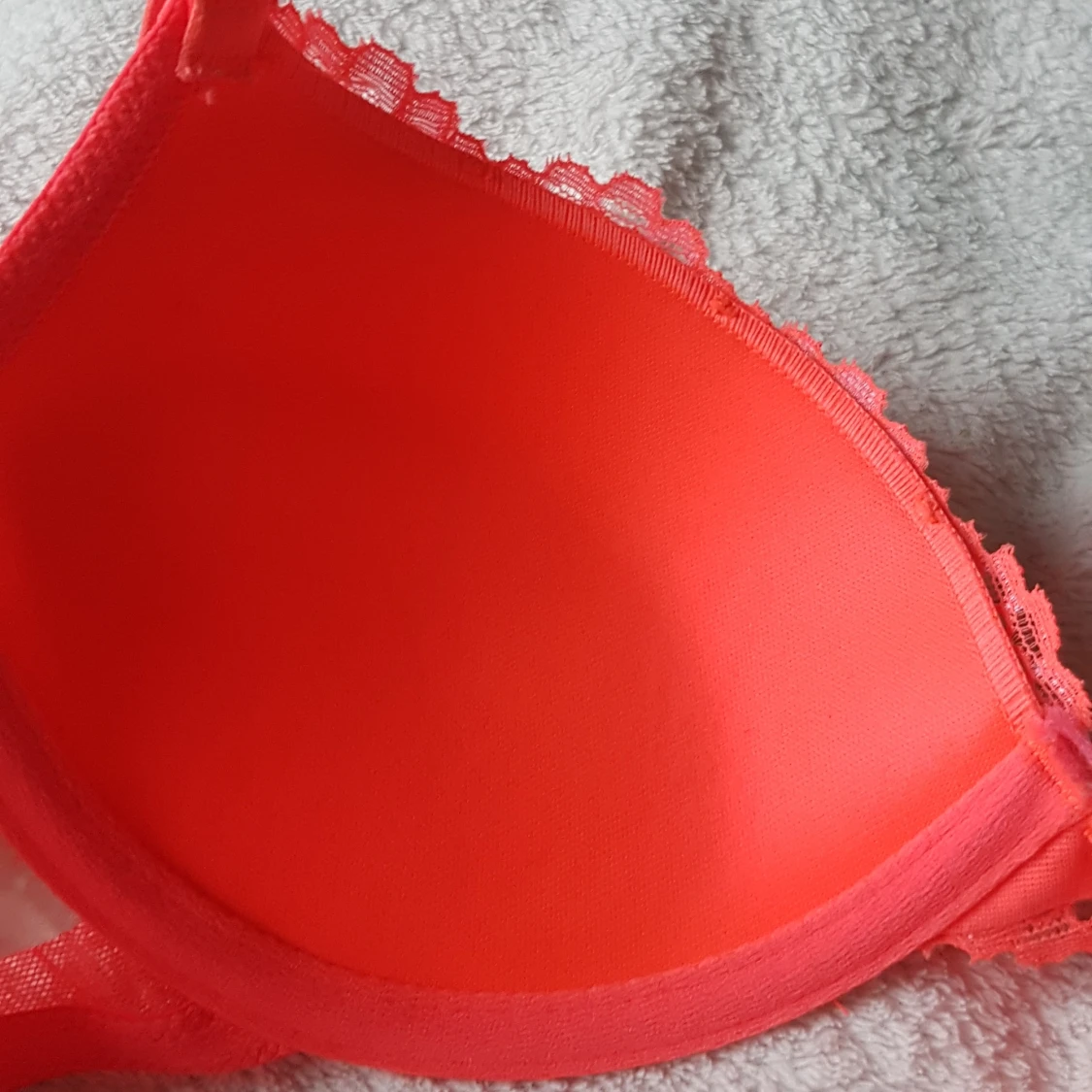 Superbekväm Neonrosa Behå, stl 75A - 91