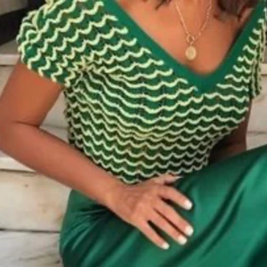 Zara stickad crop top  - Super snygg och populär tröja från zara i toppskick. Strl M, Buda💕🌟