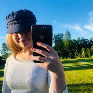 Emil keps - Marinblå ”Emil keps” från okänt märke. Aldrig använd. 70 kr. Nypris 250 kr. OBS! Köparen står för den eventuella fraktkostnaden!