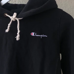 Champion hoodie  - Säljer denna supersnygga trendiga hoodie från champion,då den tyvärr inte har kommit till användning på senaste. Köpt för 900kr, jag säljer för 300kr✨😊 Skriv ifall ni vill ha fler bilder!! 
