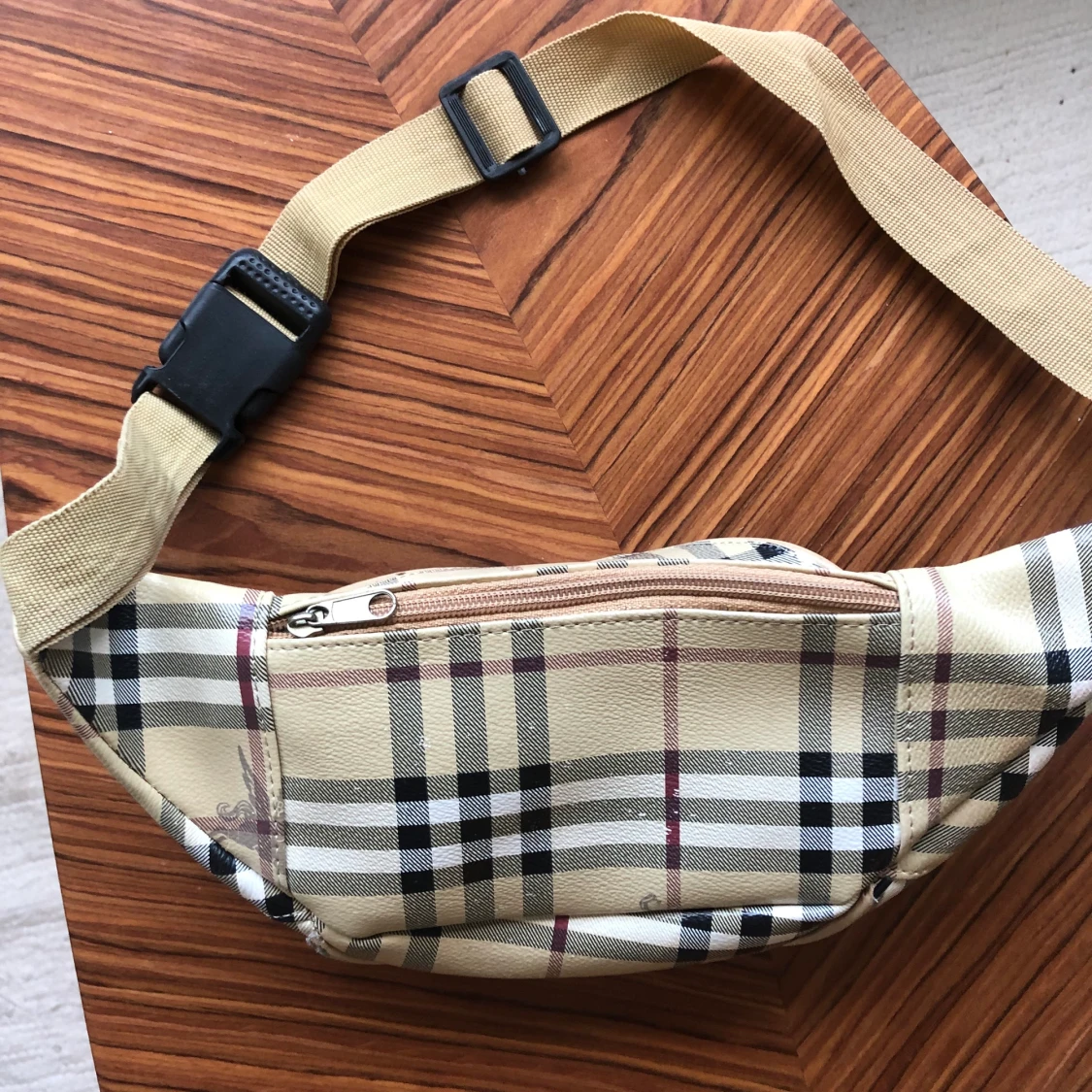 Magväska med Burberry print  - 90