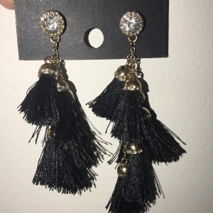 Sexiga örhängen - Skit snygga örhängen. Skulle haft dem till balen men det blev inte av så dem är aldrig använda! Bra skick!!