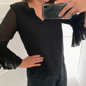 Söt blus med trumpetarmar - Blus med trumpetarmar från Vero Moda, stl S