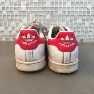 Stan smiths  - Slitna stan smiths, därav priset. 