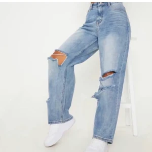 Jeans - Jeans som ser ut att vara slutsålda från pretty little things hemsida ⚡️ säljer pga att jag tröttnat på dem men får jag inget bra bud så behåller jag gärna dem ⚡️ kontakta för fler bilder ⚡️ buda om det är många intresserade ⚡️ högsta bud: 460 ⚡️ frakt 79