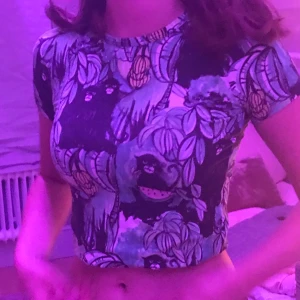 Söt T-shirt  - Jättegullig babytee i stretchiga material med apor på!💗😁