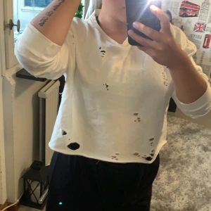 Vit tröja från Bikbok - Vit tröja med hål på från bikbok. 