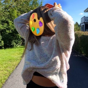 Size Small - En stickad tröja i benvit som grundfärg, men med diskreta inslag av pastell- rosa, blå och orange. Dessvärre är den lite nopprig. 🎨 Fraktas