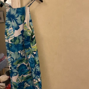 Sommar klänning  - En söt sommar klänning som är använd få gånger passar perfekt för en utgång eller uteservering kläd stil. 