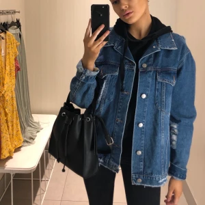 Jeansjacka - Jeansjacka med slitningar, köparen står för frakten🦋