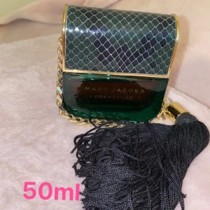 Marc jacobs ”decadence” - 50 ml edp, testad 2 gånger. Fin även som inrednings detalj :)  Frakt tillkommer.