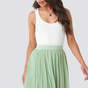 NAKD plisserad minikjol  - Säljer min snygga minikjol ifrån NAKD. Använd typ 1 gång! Färgen är som bilden med modellen, fin mintgrön. Storlek S men stretchig! Skickas mot fraktkostnad😄