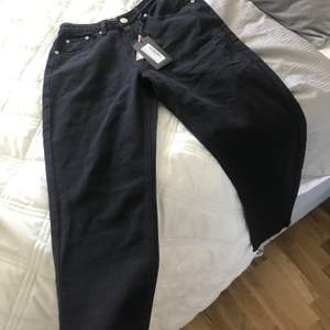Svarta trendiga jeans, storlek UK 8 (Small), oanvända, prislapp kvar, mycket bra skick, högmidjade