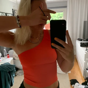 One shoulder  - Ett linne i orange, super fint och inte värst mkt använt dvs bra skick