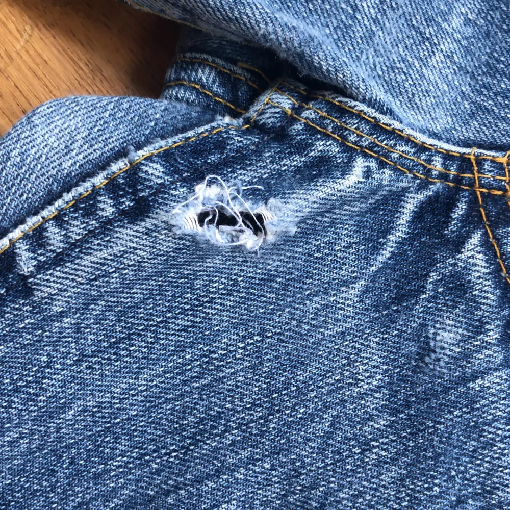 Blåa, lite utsvängda, vintage jeans från Crocker i st. 34/32 med en liten slitning på insida lår(se bild 3) säljer pga att de har blivit för små❤️. Jeans & Byxor.