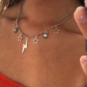 Halsband med olika berlocker⚡️ - Handgjort halsband med olika berlocker⚡️😊⭐️ Frakt 11kr🥰 På insta sthlm.jewelry finns fler smycken! 