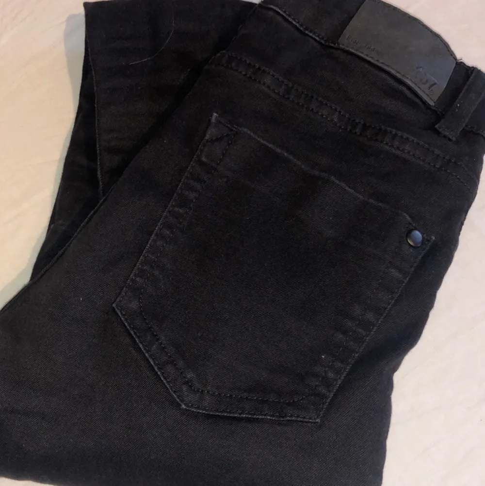 Säljer ett par stretchiga svarta jeans från lager 157 i modellen ”skippy”. Blandad midjestorlek mellan högmidjade och mellanmidjade skulle jag säga.😊 Frakt tillkommer 🐬. Jeans & Byxor.