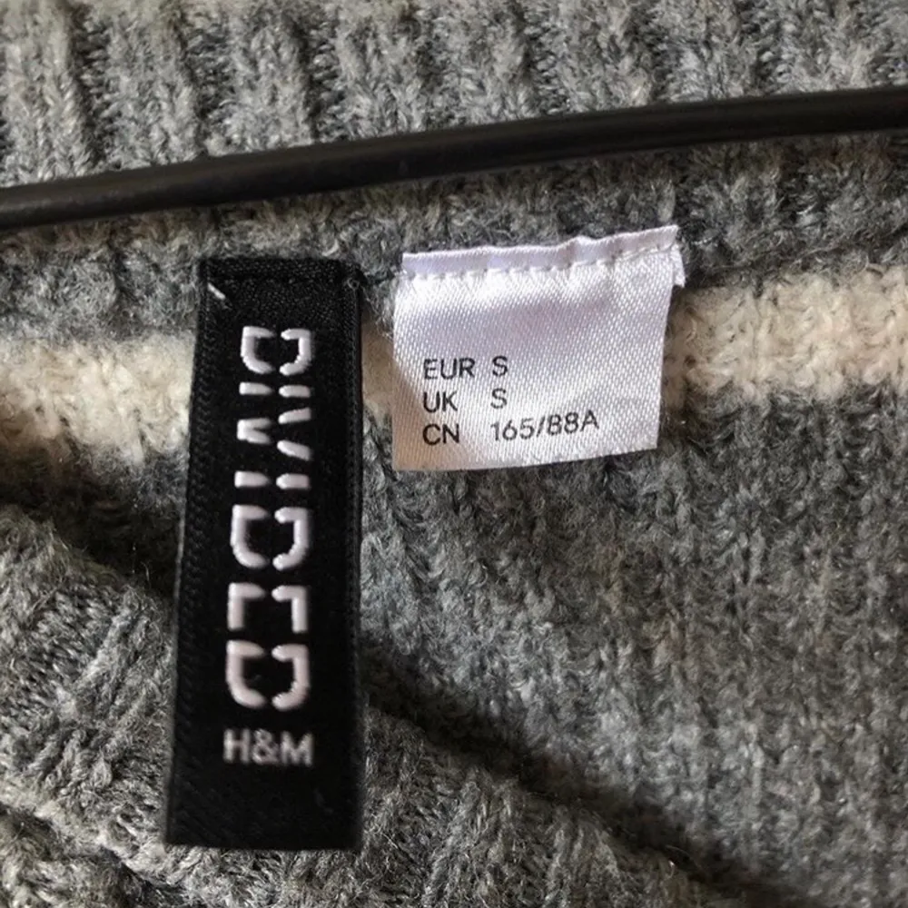 Gråvit randig stickad tröja från H&M. Bra skick. Storlek S (frakt tillkommer då står köparen för den). Stickat.