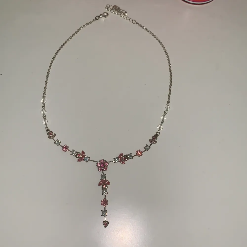 Jättesött ”rosa” halsband, skiftar mellan silver och rosa, säljer för 20kr +frakt💕💕. Accessoarer.