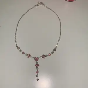 Jättesött ”rosa” halsband, skiftar mellan silver och rosa, säljer för 20kr +frakt💕💕