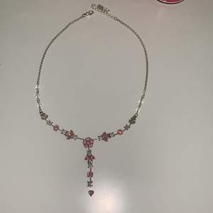 Jättesött ”rosa” halsband, skiftar mellan silver och rosa, säljer för 20kr +frakt💕💕
