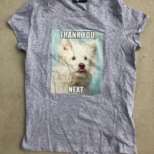 T-shirt - Storlek S. Oanvänd T-shirt. Töjbar och bekväm.