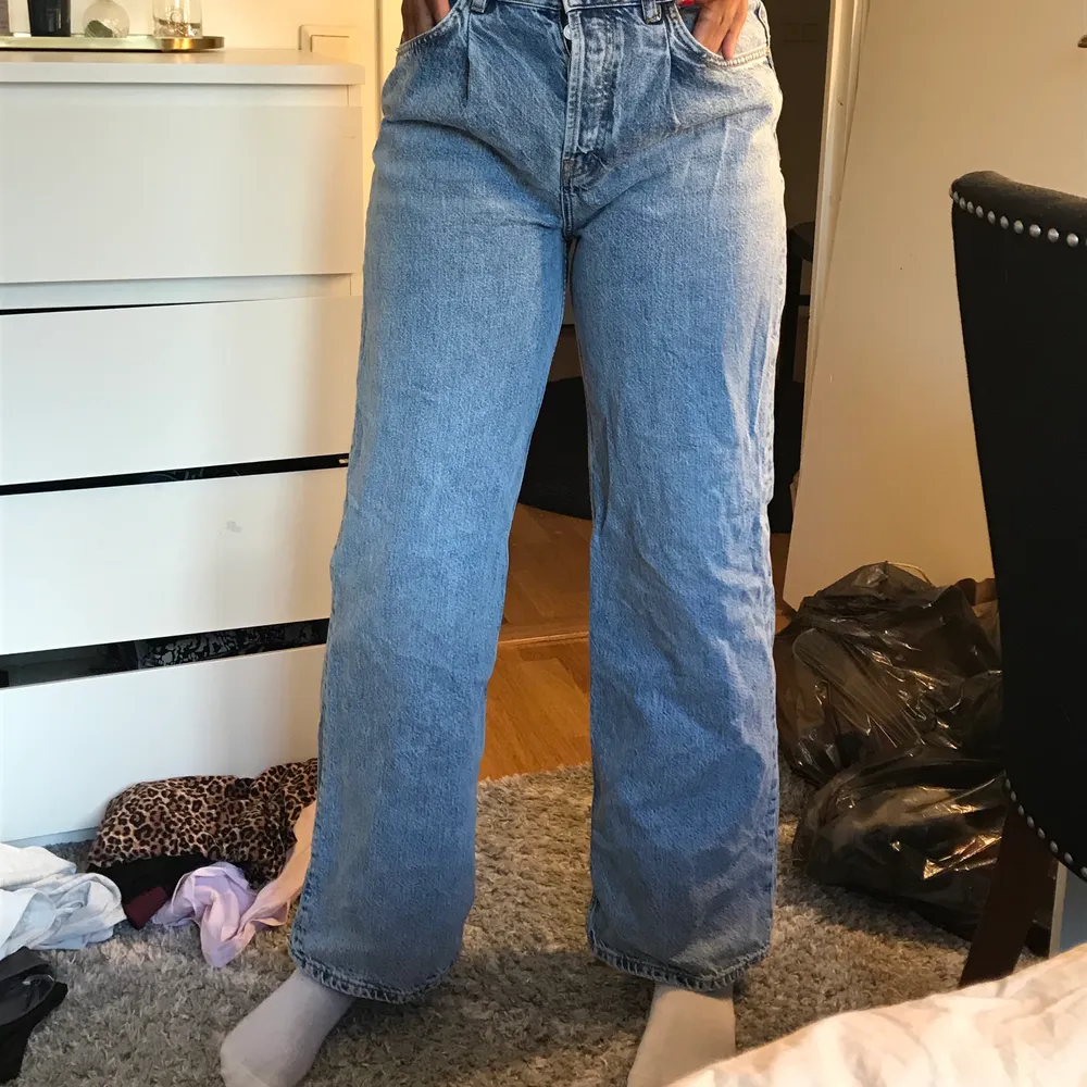 Har aldrig använt dessa jeans, dessa är köpta på pull&bear jag själv tycker att de är för korta e ju 1,80 lång så de långa för dom som är 1,74 och kortare, köpte dessa för 600kr💙💙💙. Jeans & Byxor.