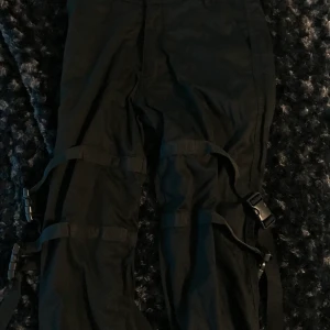 Svarta Cargo Motel Byxor Strl XS  - Perfekt skick, aldrig använda, passar även S