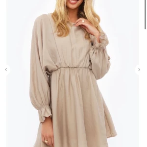 Klänning från chiquelle strl s - Super fin och söt klänning i storlek s. Jag fick den igår som födelsedags present och det var för sent att lämna tillbaka den..  Den var lite för stor för mig tyvärr :(