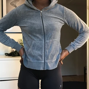 Ginatricot hoodie🤍🖤 - Använde denna mycket förut men inte längre, köpte den för 250;-🖤🤍