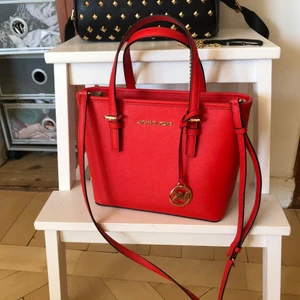 michael kors - säljer min äckta michael kors väska för behöver pengar köpte den i usa och har använt den typ tre gånger men lappen är kvar.