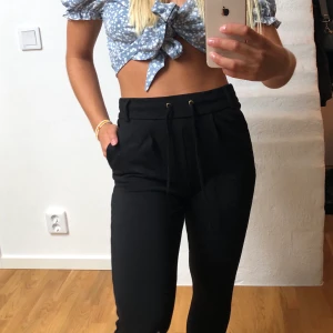 Svarta kostymbyxor  - Säljer mina svarta kostymbyxor från vila. Använda men sparsamt. Frakt tillkommer på 50kr! 