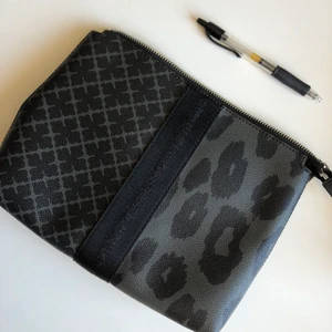 By Malene Birger Dippy - Clutch från By Malene Birger i modell Dippy i storlek som en iPad, se bilden med pennan för referens. Dustbag medföljer och kvitto finns. 