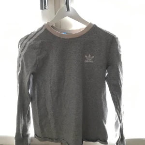 Adidas tröja - Jätte cool o snygg adidas tröja,använd ganska mycket,jätte skön den är stetchig