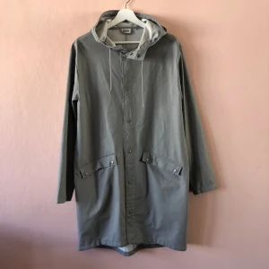 Regnjacka Parkas - Regnparkas från Weekday. Knappt använd, så i fint skick! St S men passar även en M.