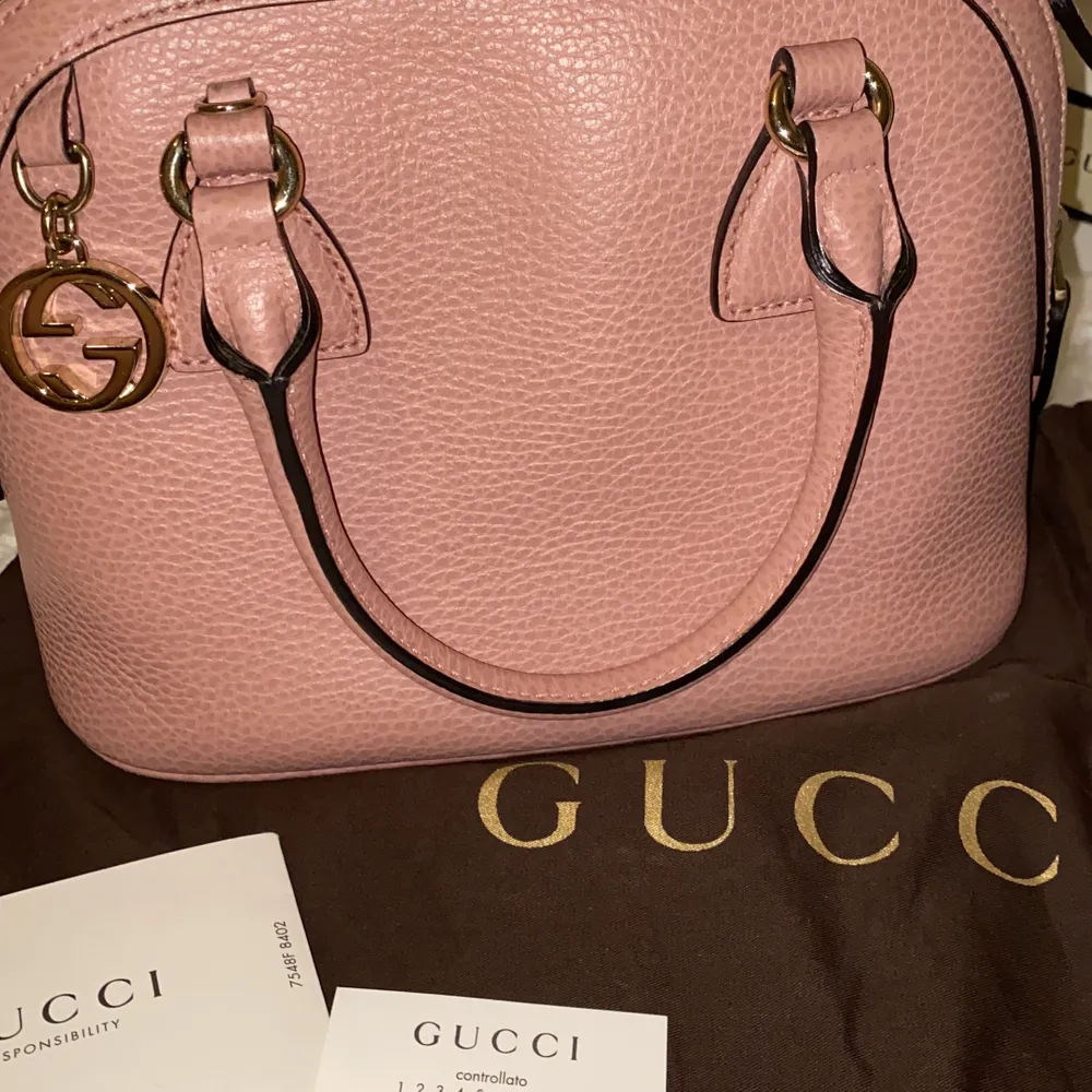 ”Gucci mini in Light Pink Leather” Säljer min äkta pink Gucci väska, köpte för några år sen. Använd fåtal gånger men fint skick. Köpte 6000 ++kr säljer för 4800 kr. . Väskor.