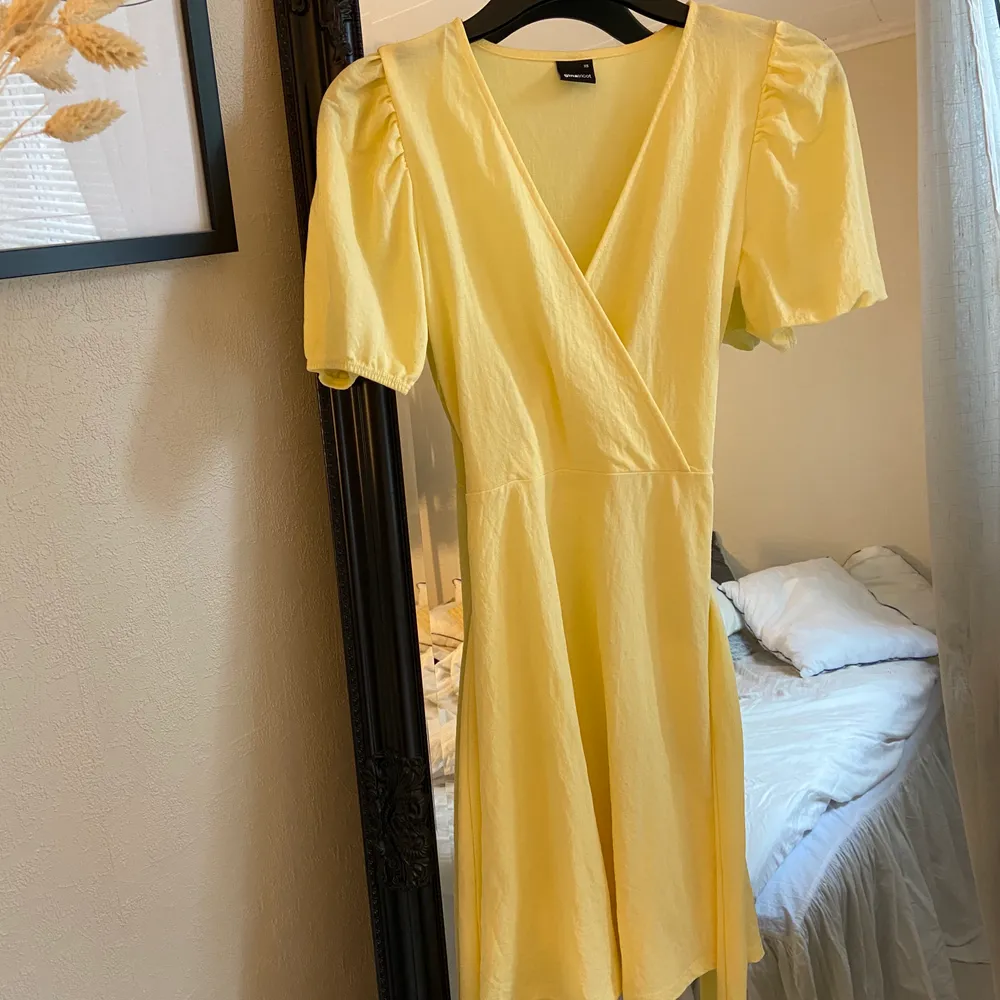 En söt gul klänning från Gina, använd 1-2 ggn. Storlek xs, frakten kan vi diskutera🥰. Klänningar.
