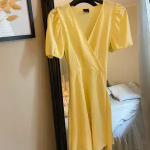En söt gul klänning från Gina, använd 1-2 ggn. Storlek xs, frakten kan vi diskutera🥰