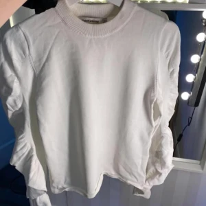 Tunn stickad tröja  - Stl xs, aldrig använd. Superfina ärmar och skönt svalt material.