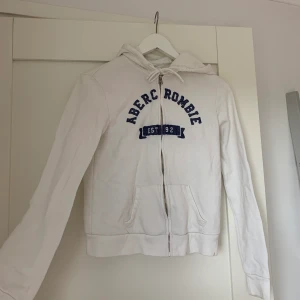Abercrombie hoodie - En sååå fin hoodie från abercrombie! Köpt i USA. Sparsamt använd!🦋🦋