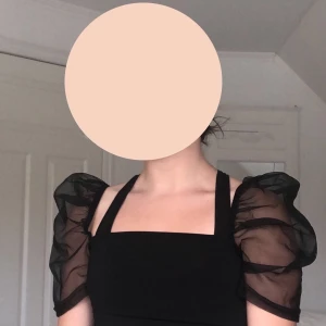 En fin topp från shien  - Säljer en jätte fin topp från shien i storlek XS. Passar jätte bra till ett par blå jeans. Helt oanvänd. Nypris:150kr mittpris:60kr + frakt 🦋🦋