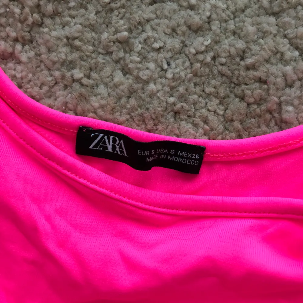 Neonrosa linne från Zara, aldrig använt. Storlek S men passar även XS och M då det är stretchigt och i superskönt material. 💕. Toppar.