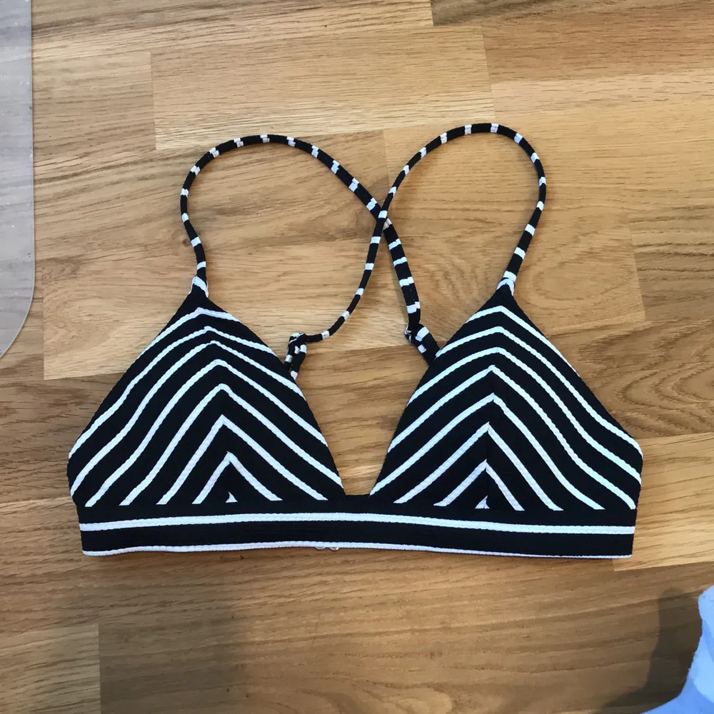 Bikinitopp från H&M i strl 36 men skulle nog säga att den även passar xs. Endast använd vid ett tillfälle.  Toppen har justerbara axelband som även kan lossas där bak. Toppen kan knäppas i tre olika lägen där. Pris 50kr+frakt. Övrigt.