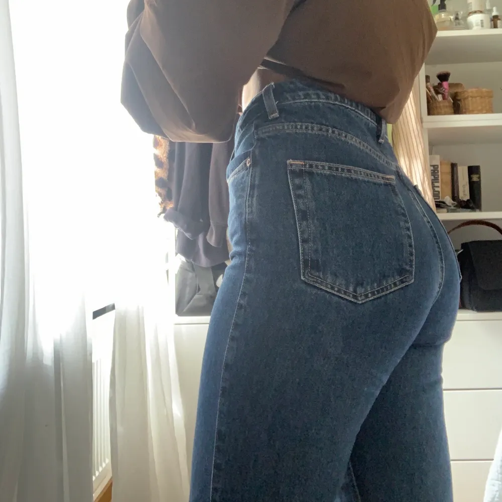 Row jeans från weekday, i fint skick men för tajta för mig så jag måste tyvärr sälja dem! Köparen står för frakten✨💕. Jeans & Byxor.