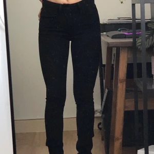 Levis svarta skinny byxor - Ett par svarta skinny jeans från levis som inte blivit använda tyvärr :( Dem sitter snyggt och är mycket bekväma! Jag är ca 165 och dem är lite för långa på mig. Köpare står för frakt!