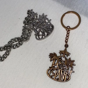 trash island halsband - trash island halsband, inte äkta. Båda för 500kr kan gå ner lite vid snabb affär. Kedja ingår med båda nyckelringarna